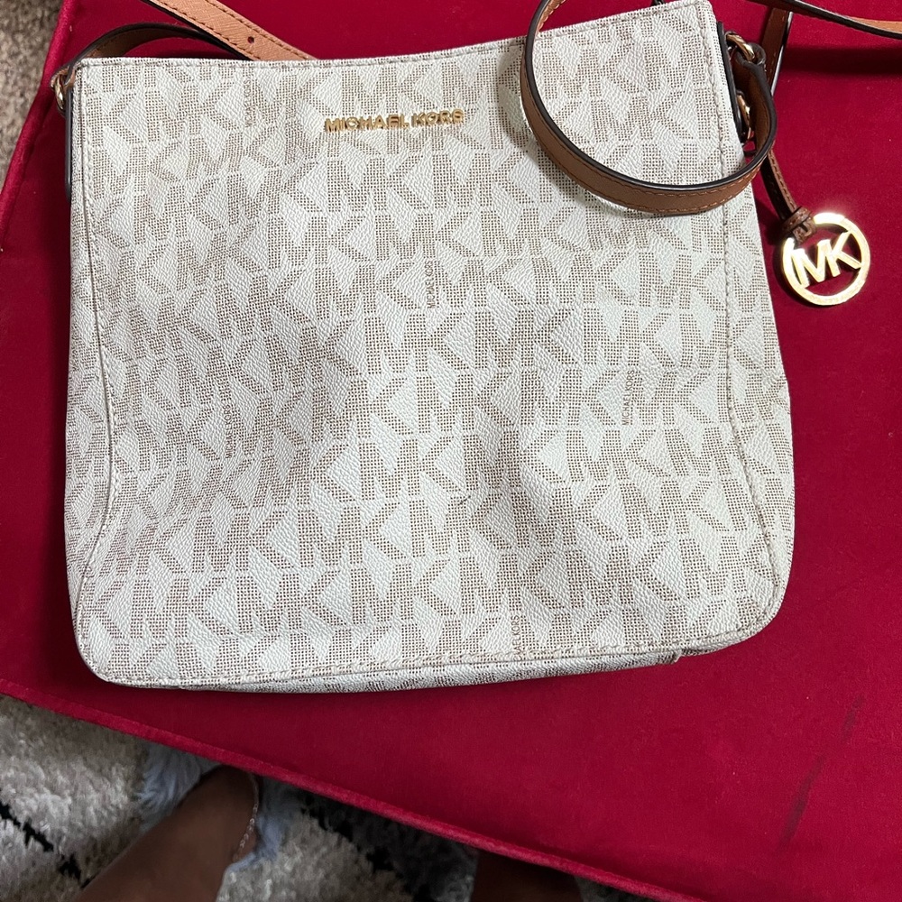 Michael Kors Jet Set Crossbody. White.